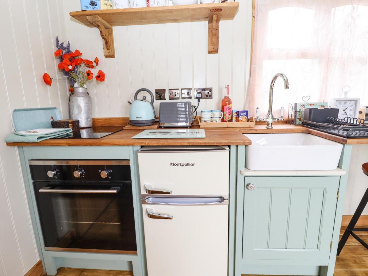 Honeybee Lodge Woodhall Spa Bagian luar foto
